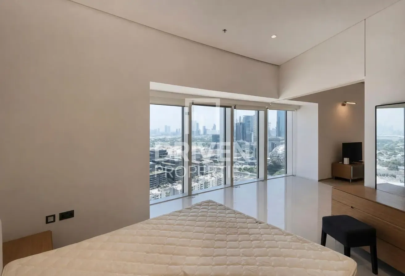 Stunning Apt and Huge Layout | Prime Location