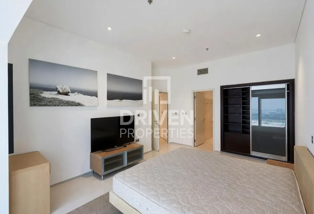 Stunning Apt and Huge Layout | Prime Location