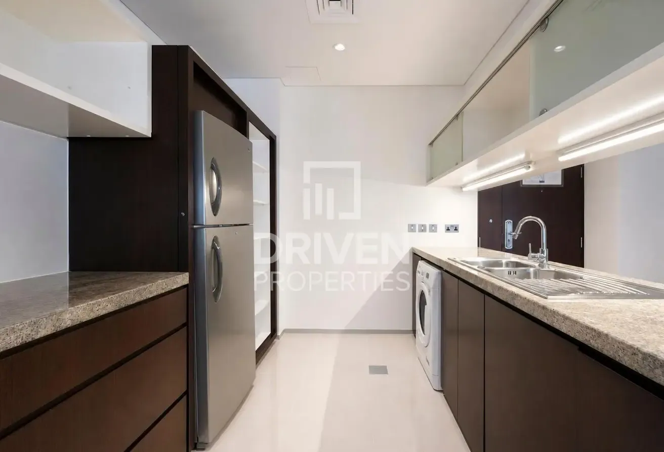Stunning Apt and Huge Layout | Prime Location