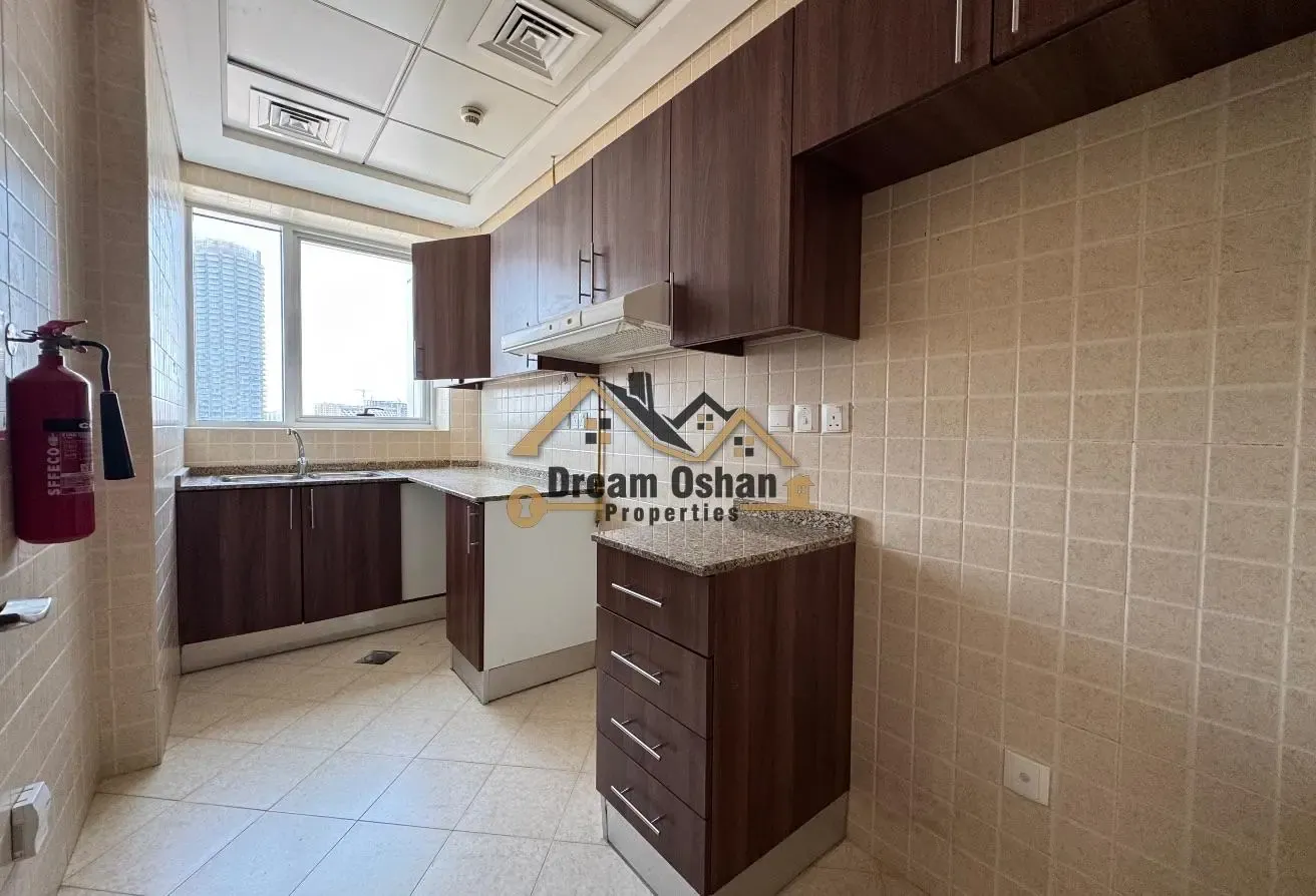 BiG Layout 1Bhk With Balcony Close Kitchen