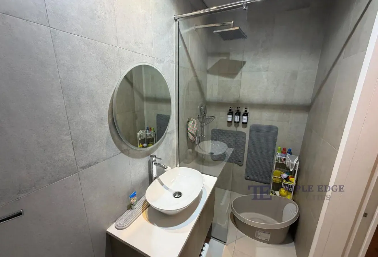 UPGRADED | UNFURNISHED | ONE + STUDY
