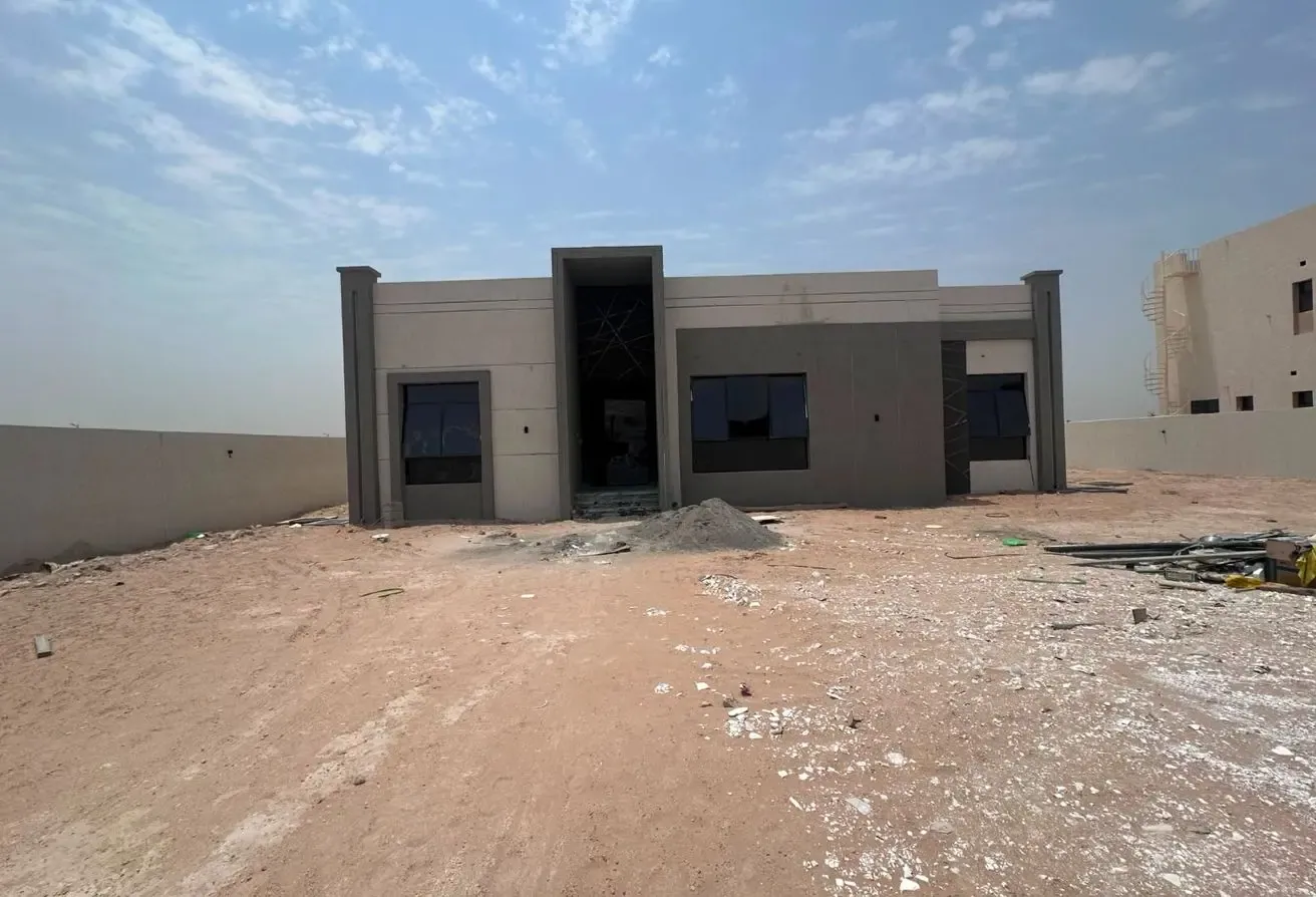 3 BR Villa in Al Aweer with Covered Parking