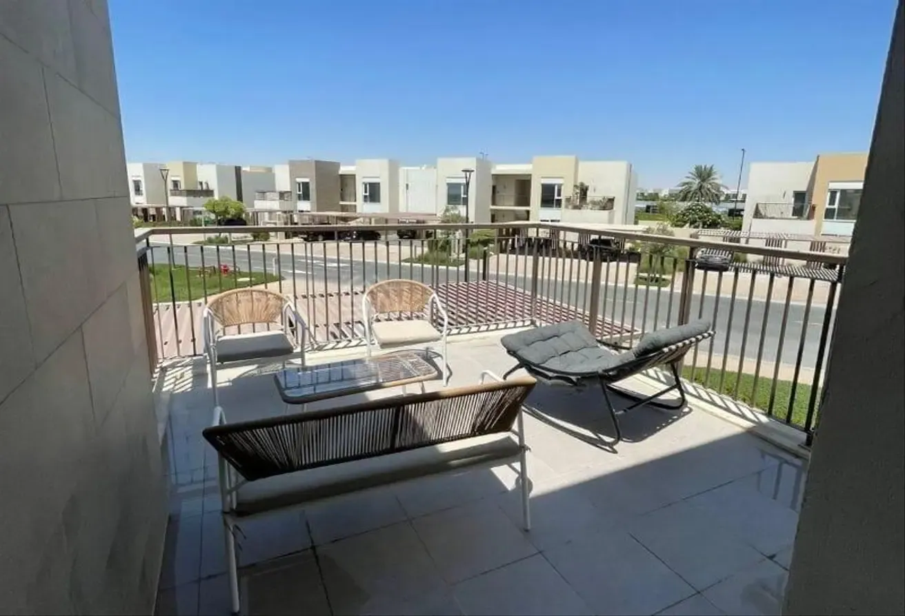 Rent NOW! End corner unit| Front terrace| Vacant