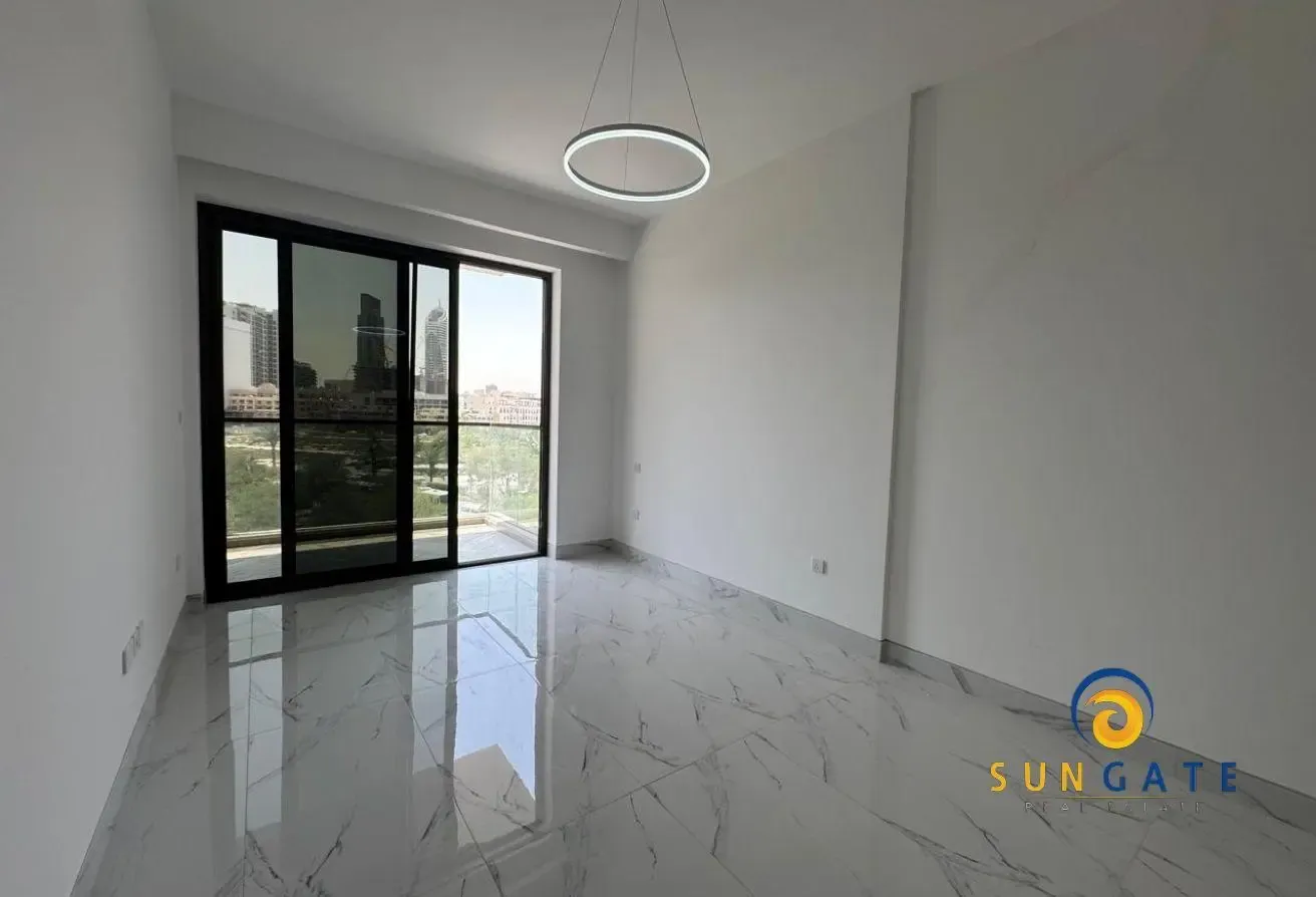 Vacant, Direct park view, Equipped kitchen