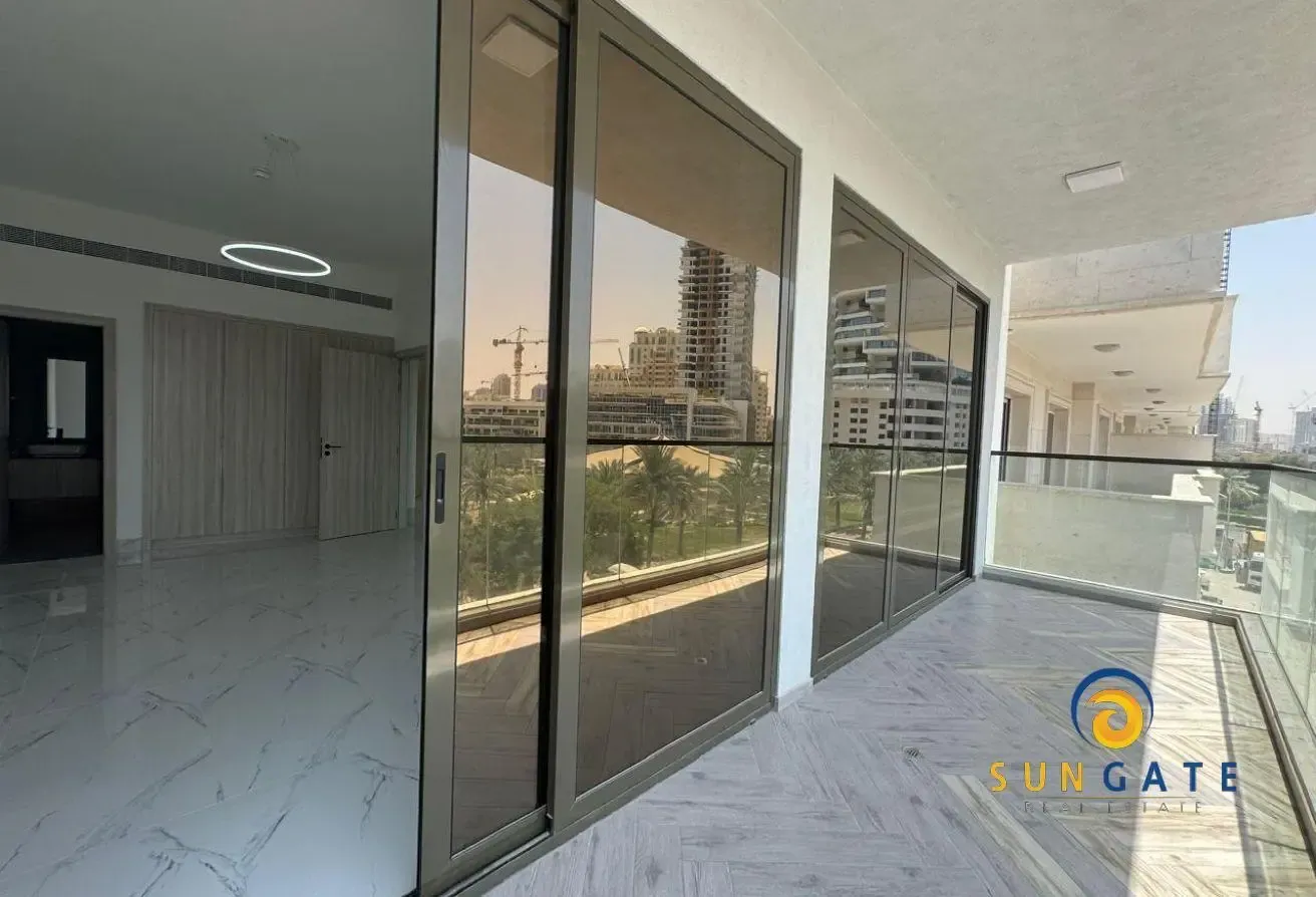 Vacant, Direct park view, Equipped kitchen