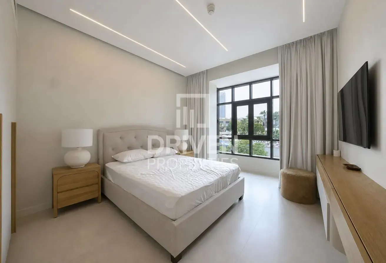 Fully Upgraded | Dubai Mall View | Vacant