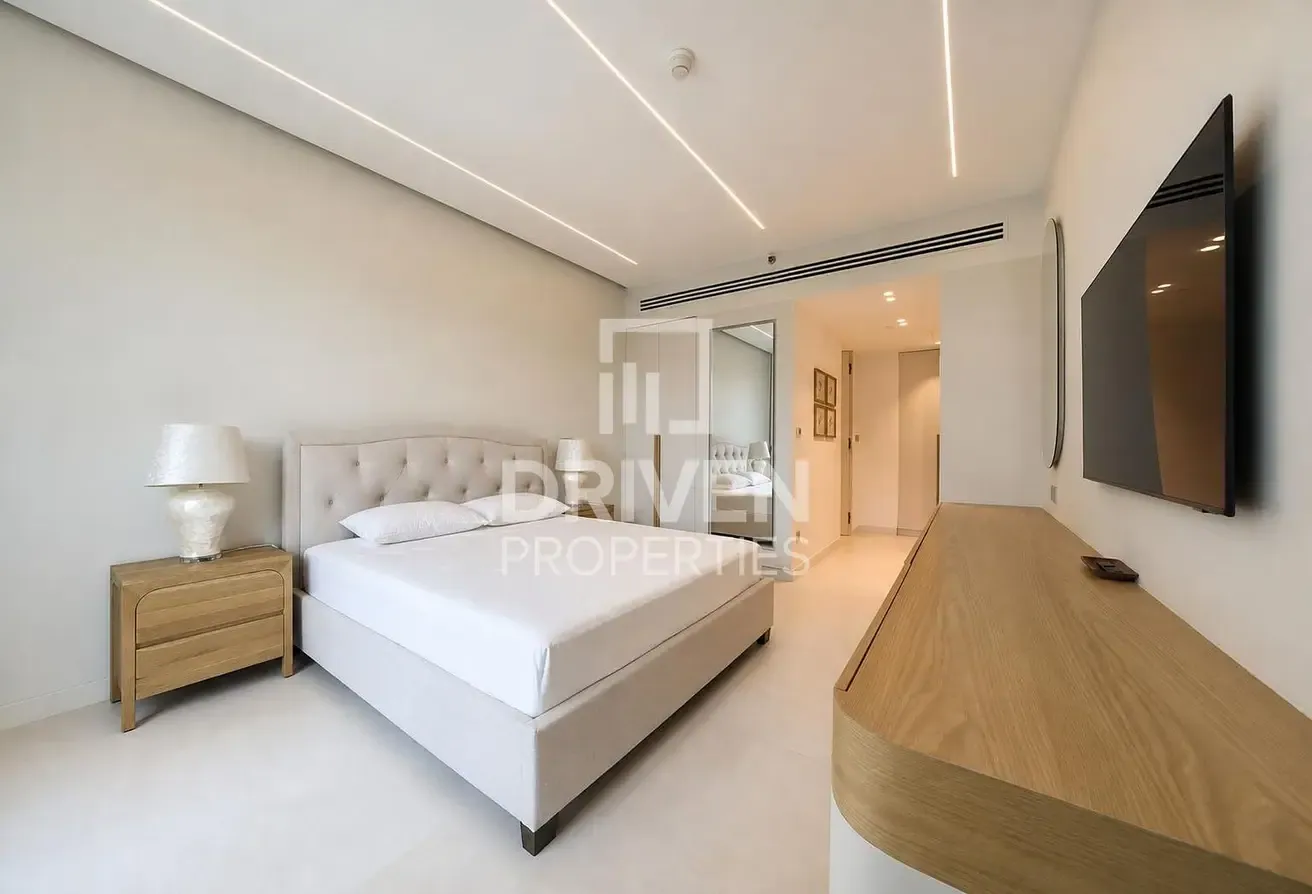 Fully Upgraded | Dubai Mall View | Vacant