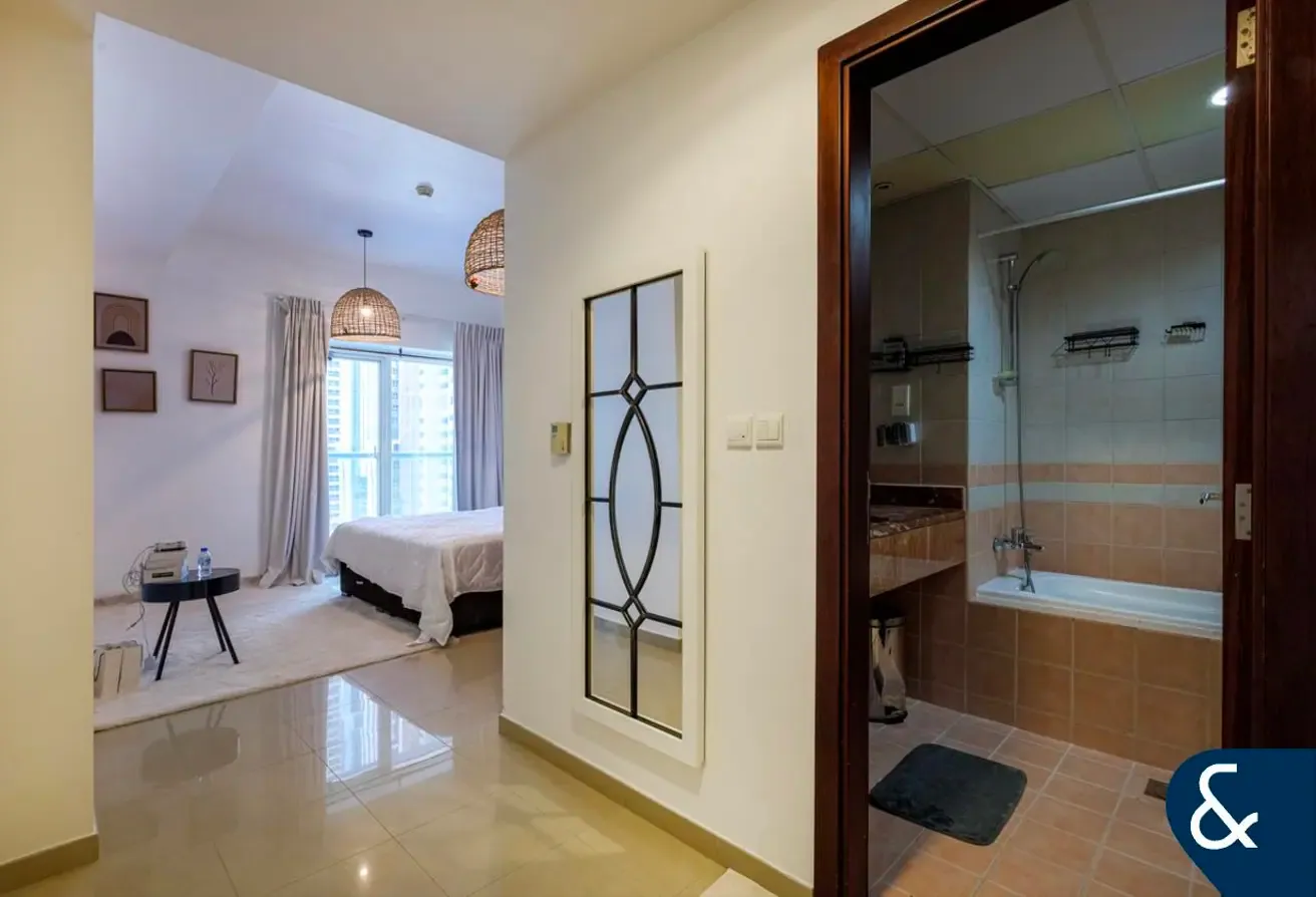 Large Layout | 2 Bedroom | Vacant on Transfer