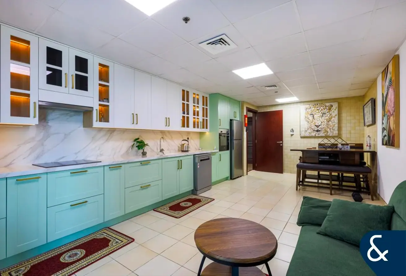 Large Layout | 2 Bedroom | Vacant on Transfer