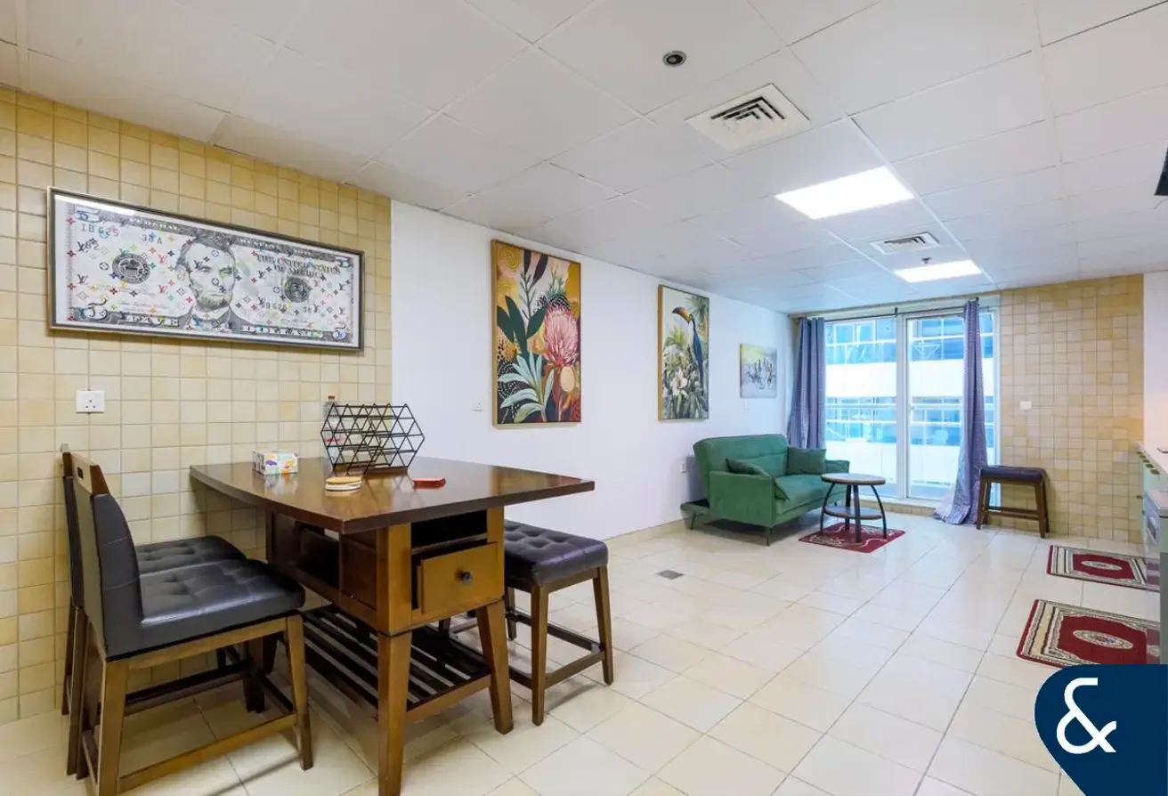 Large Layout | 2 Bedroom | Vacant on Transfer
