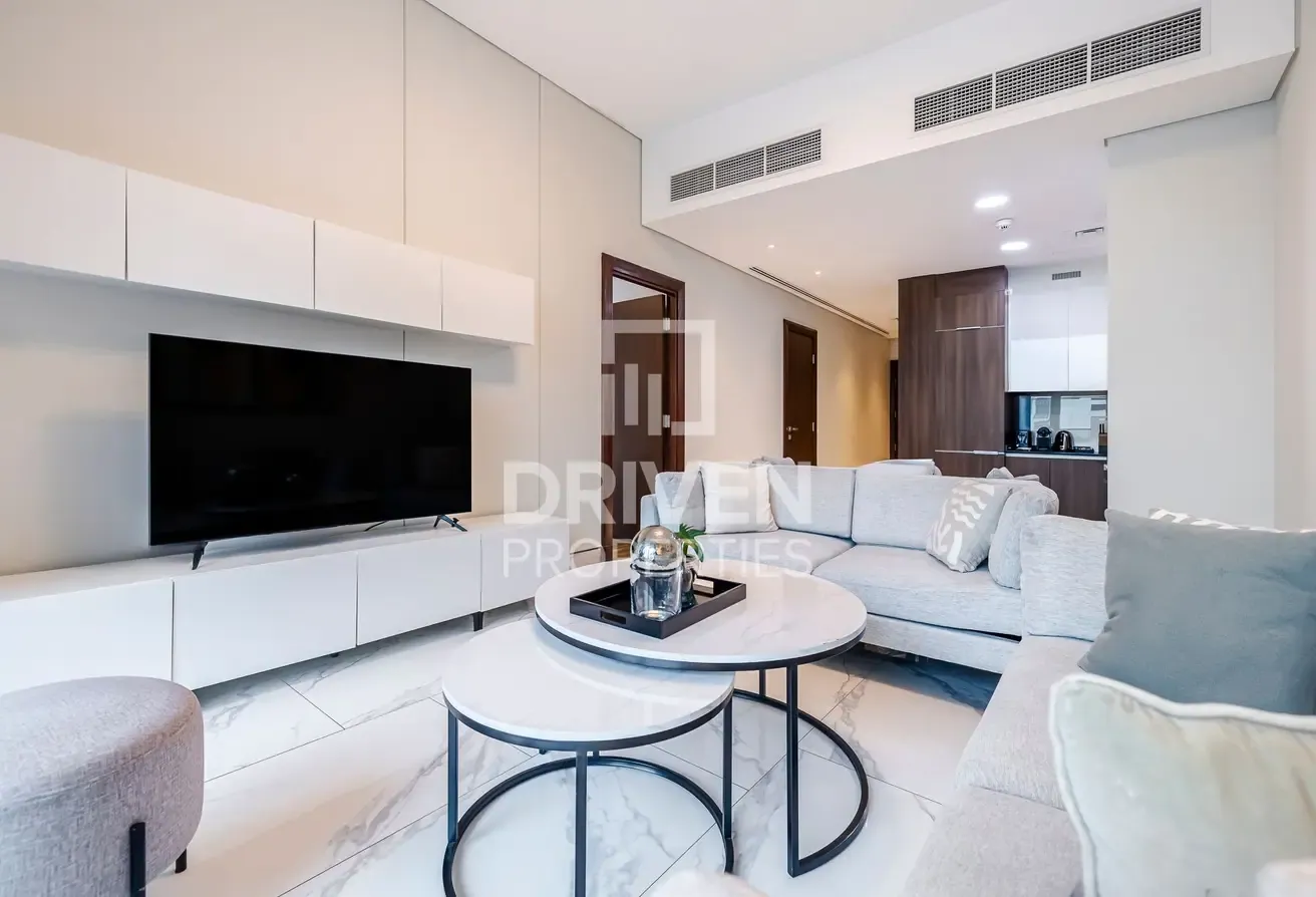 Fully Furnished and High Floor | Canal View