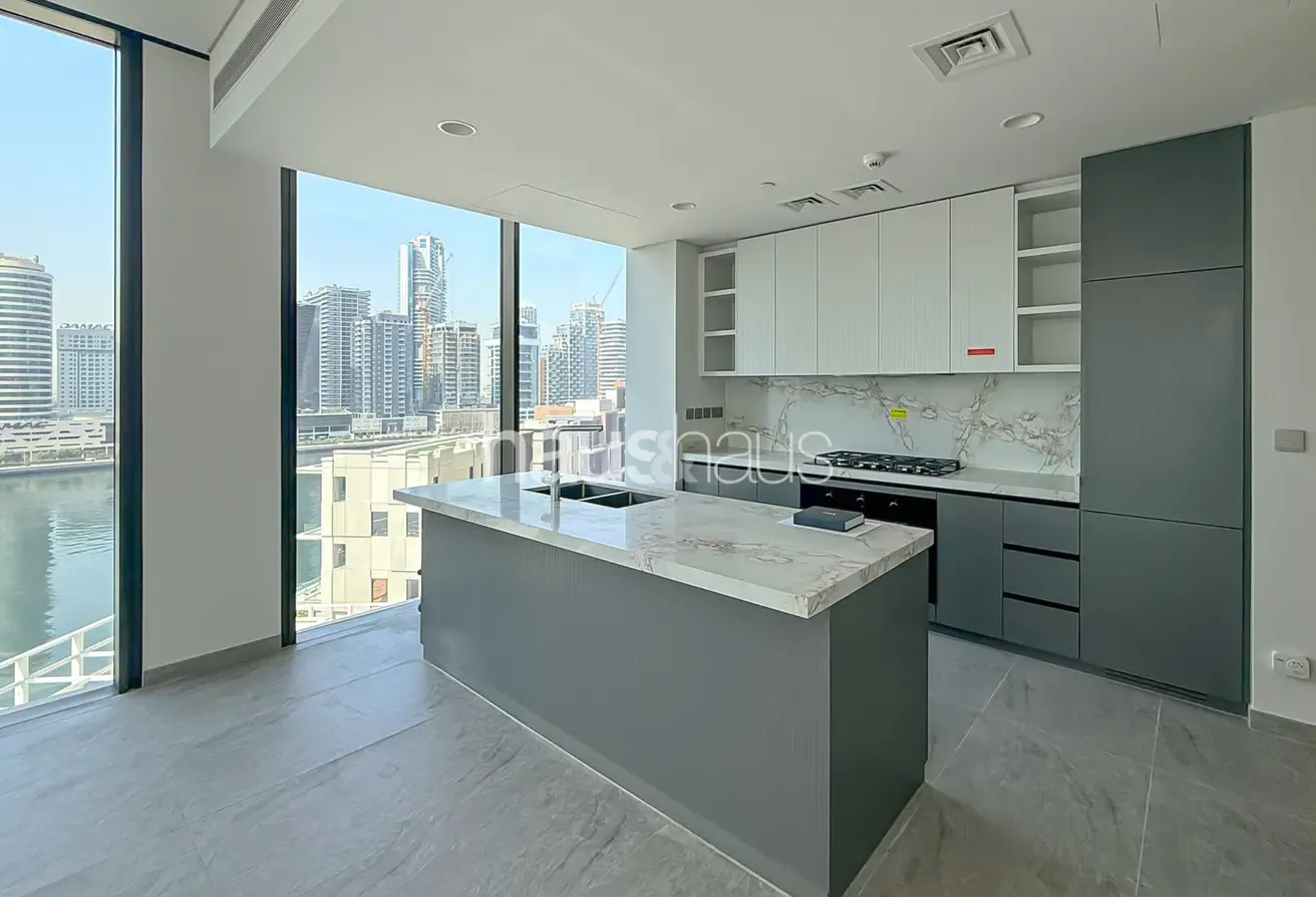 Kitchen Island | Large Corner Unit | Canal Views