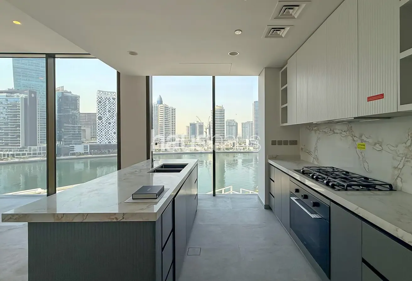 Kitchen Island | Large Corner Unit | Canal Views