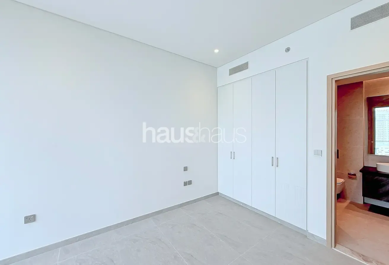 Kitchen Island | Large Corner Unit | Canal Views