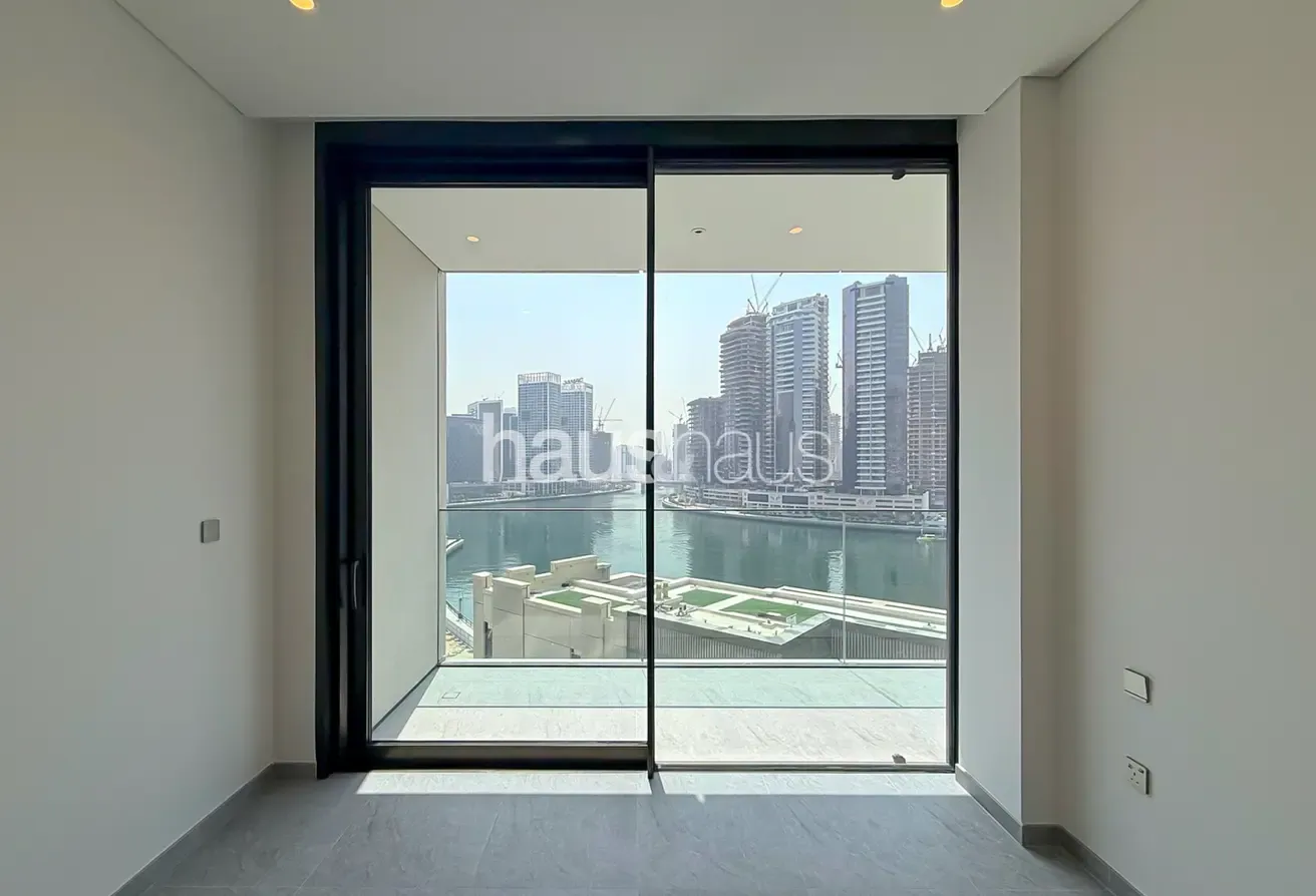 Kitchen Island | Large Corner Unit | Canal Views