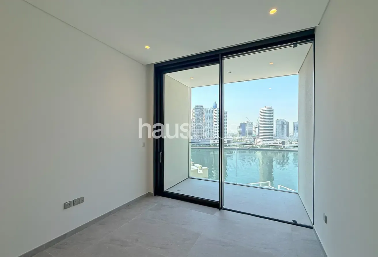Kitchen Island | Large Corner Unit | Canal Views