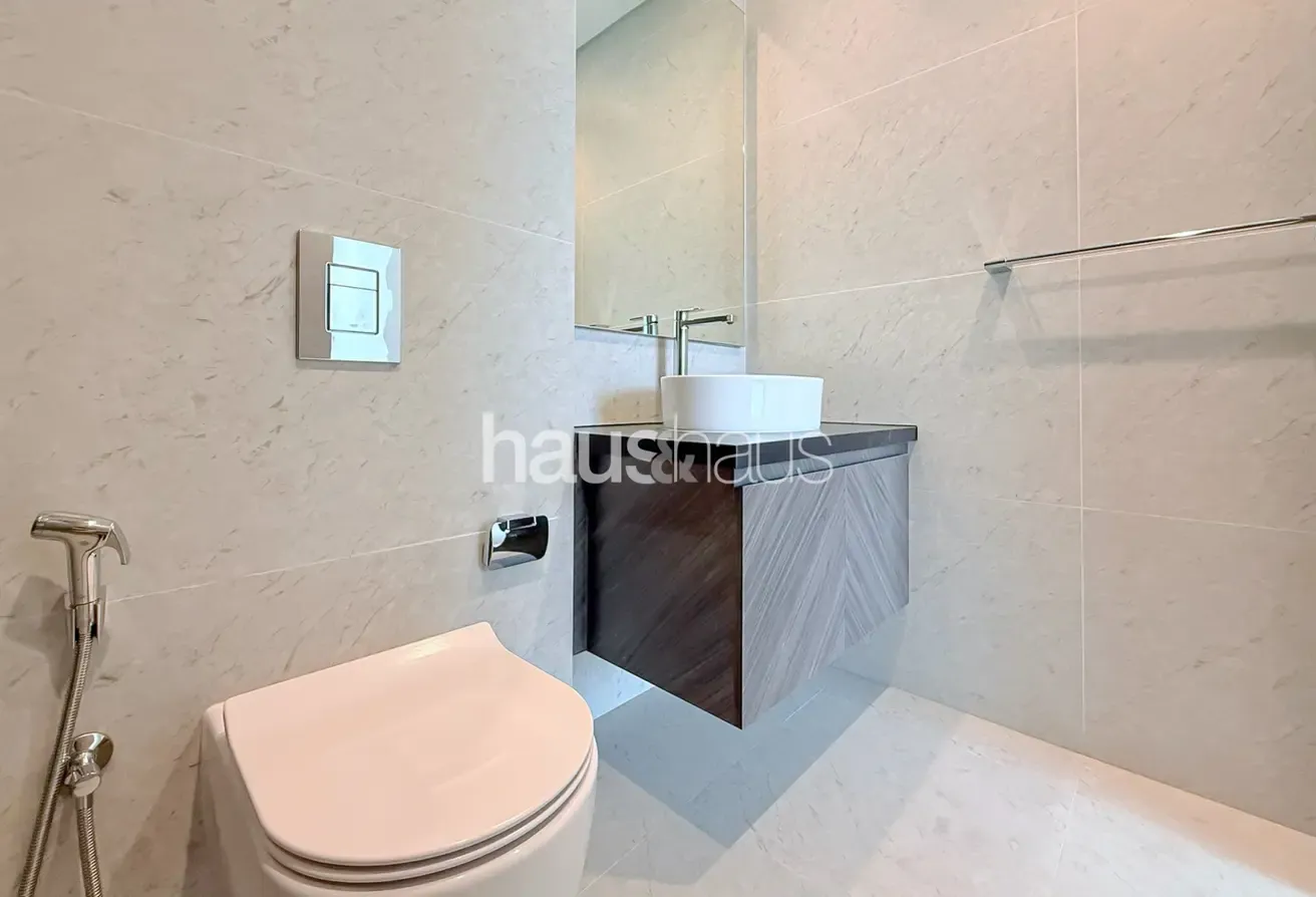 Kitchen Island | Large Corner Unit | Canal Views