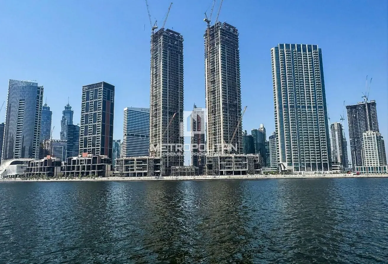 Dubai Canal View | Middle Floor | Corner Unit