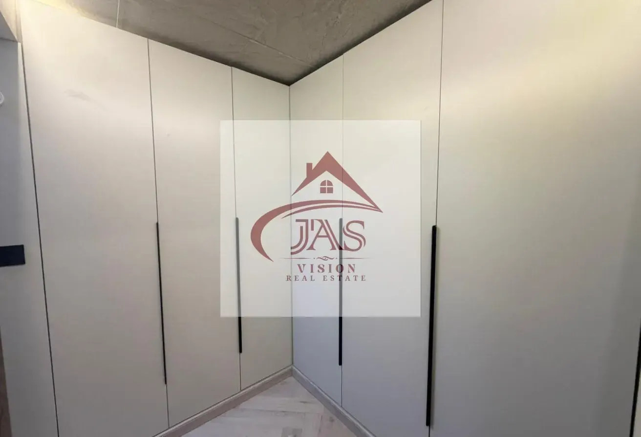 Upgraded | Furnished | Vacant | Next to Metro Stn