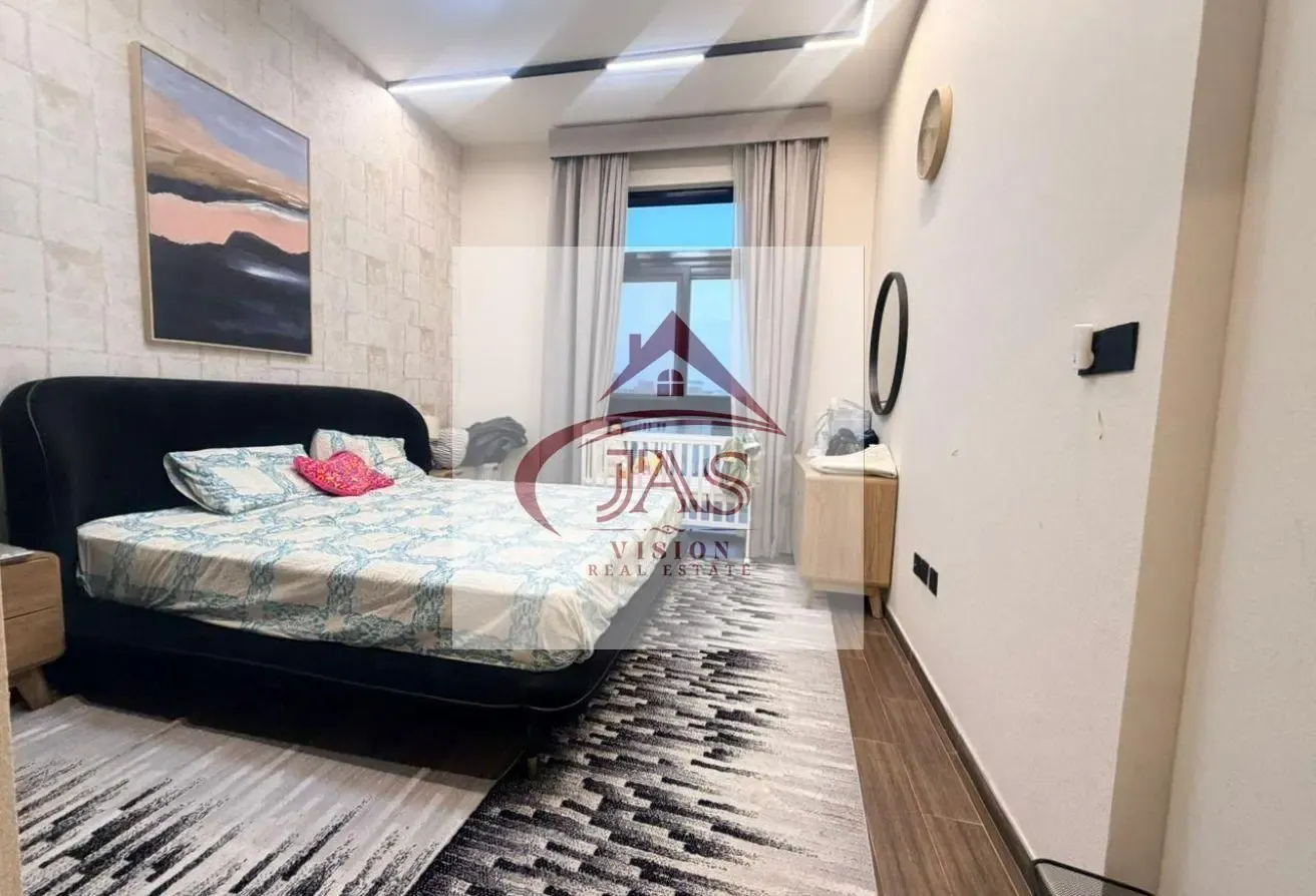 Upgraded | Furnished | Vacant | Next to Metro Stn