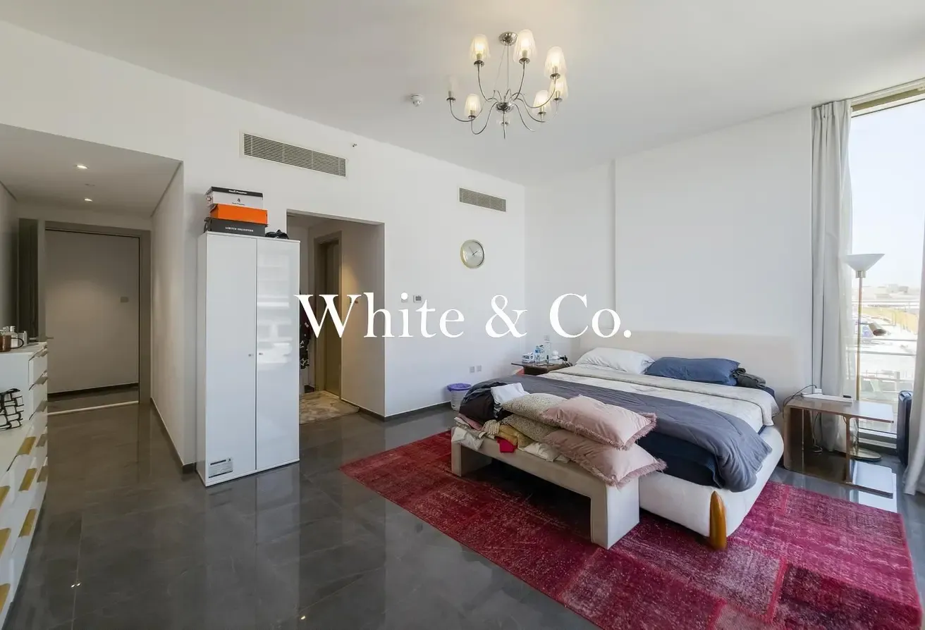 Spacious | Directly on Metro | Vacant On Transfer