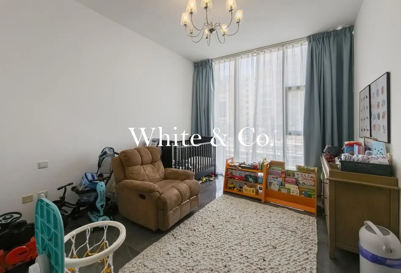 Spacious | Directly on Metro | Vacant On Transfer