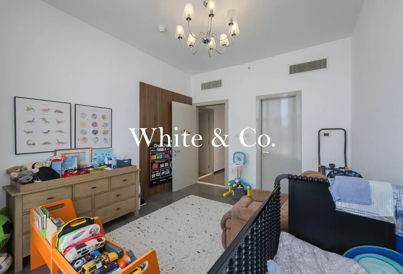 Spacious | Directly on Metro | Vacant On Transfer