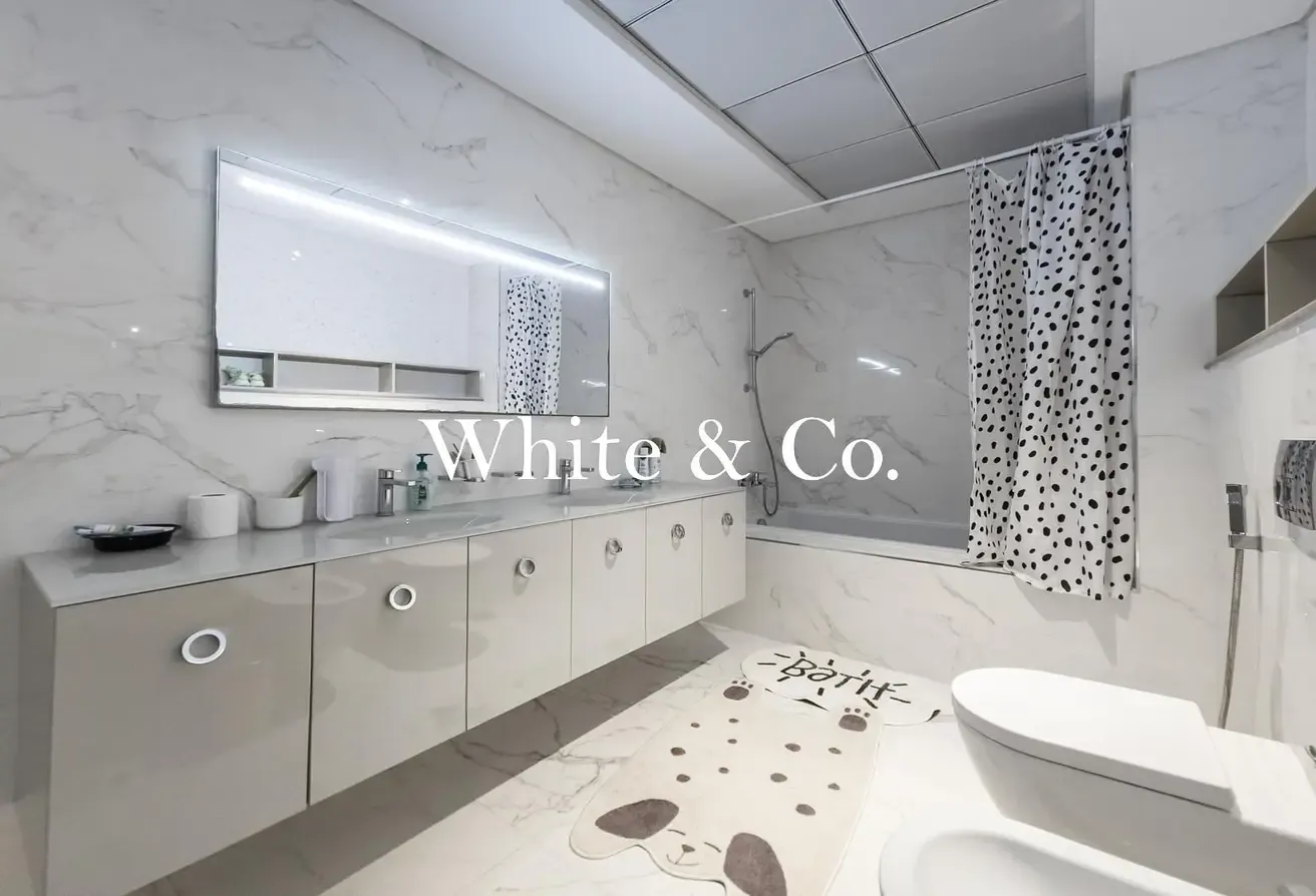 Spacious | Directly on Metro | Vacant On Transfer
