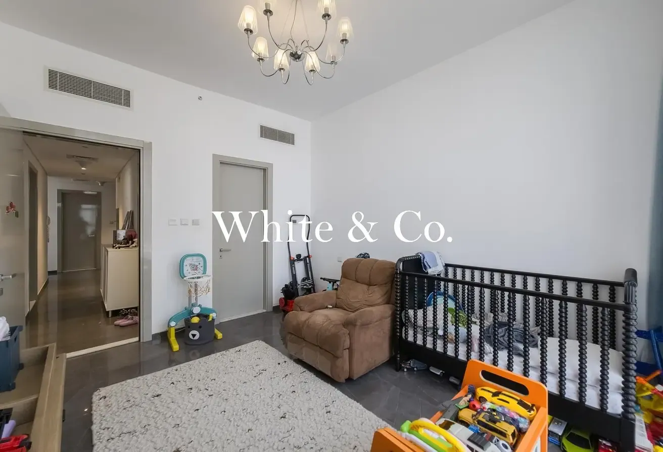 Spacious | Directly on Metro | Vacant On Transfer