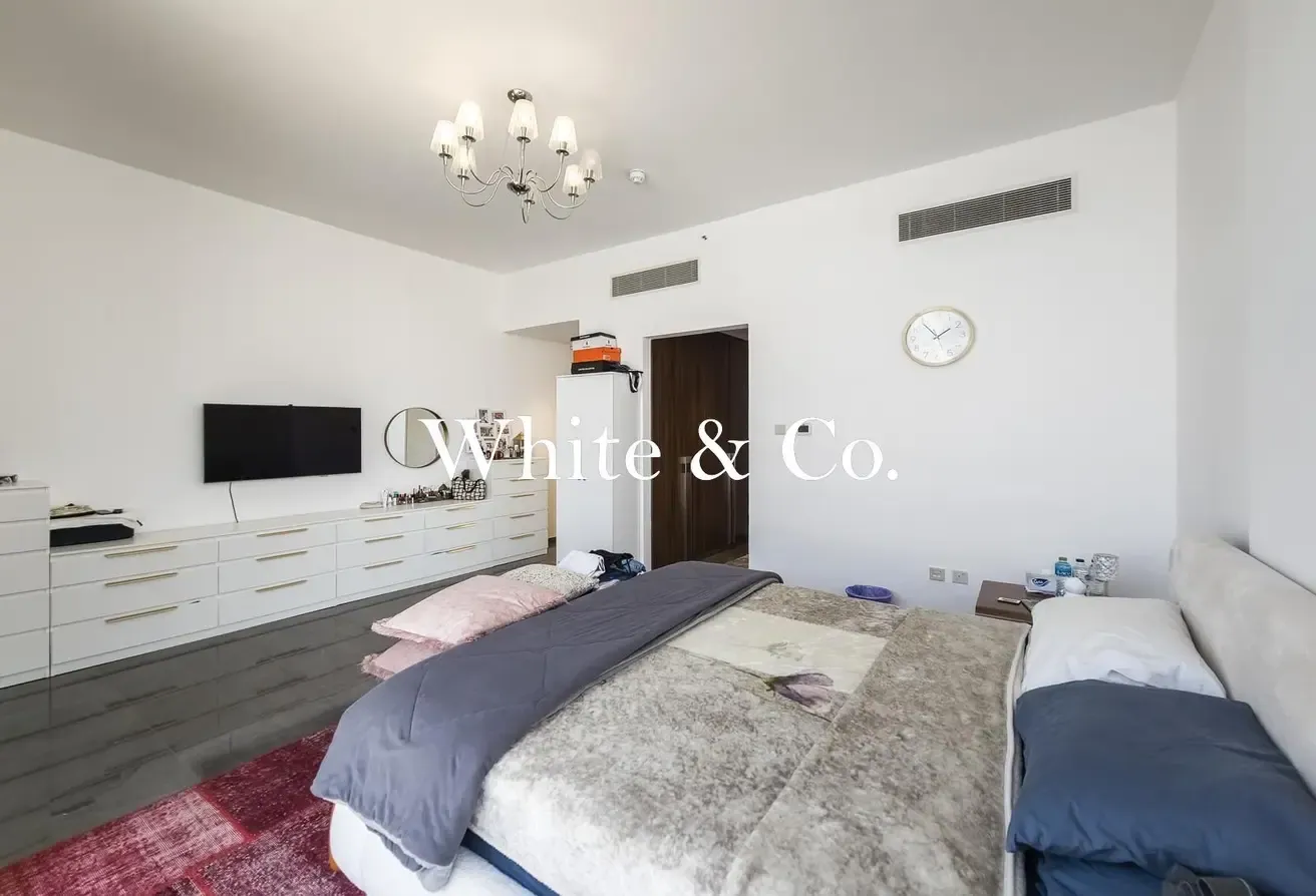 Spacious | Directly on Metro | Vacant On Transfer