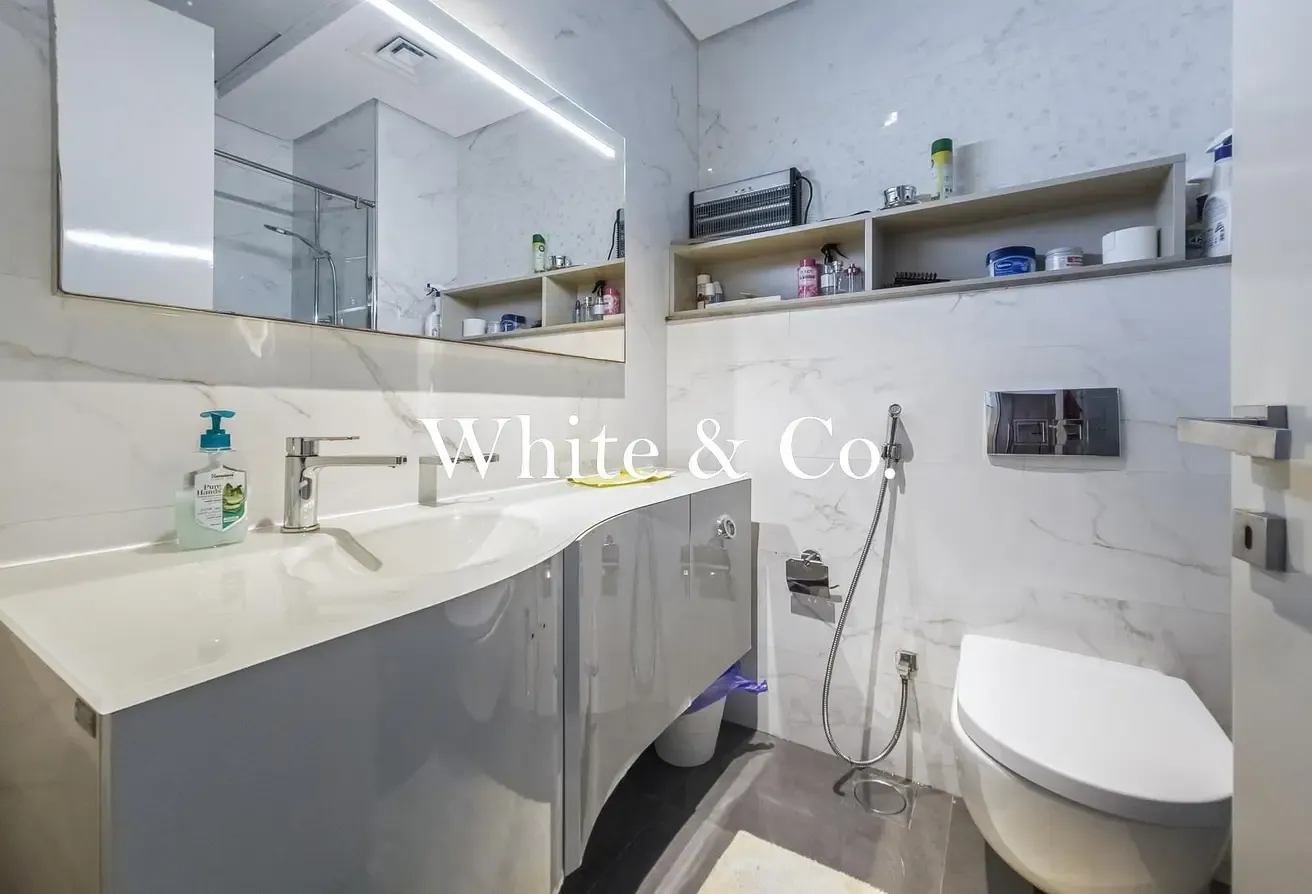 Spacious | Directly on Metro | Vacant On Transfer