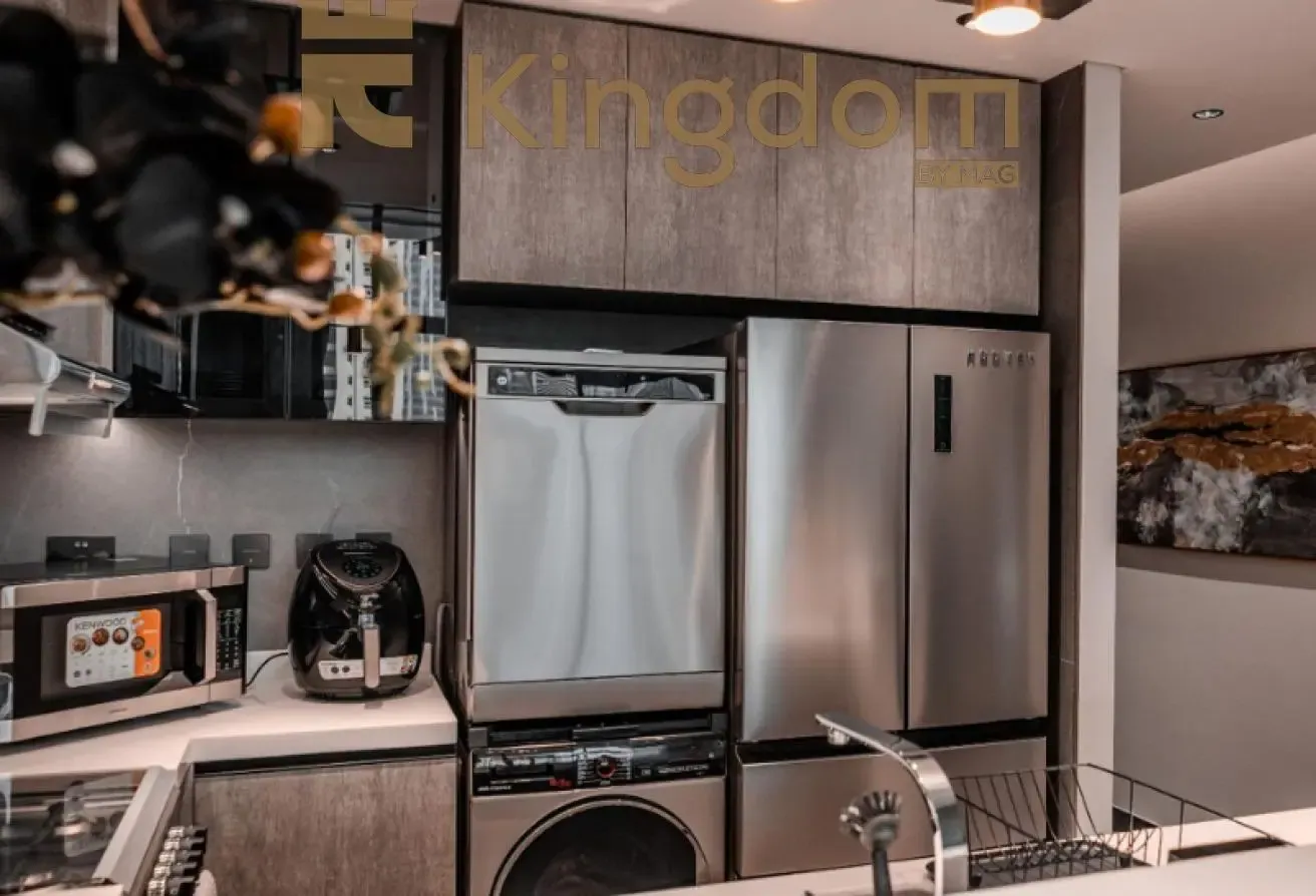PREMIUM LIFESTYLE | NEAR METRO | LAKEFRONT LIVING