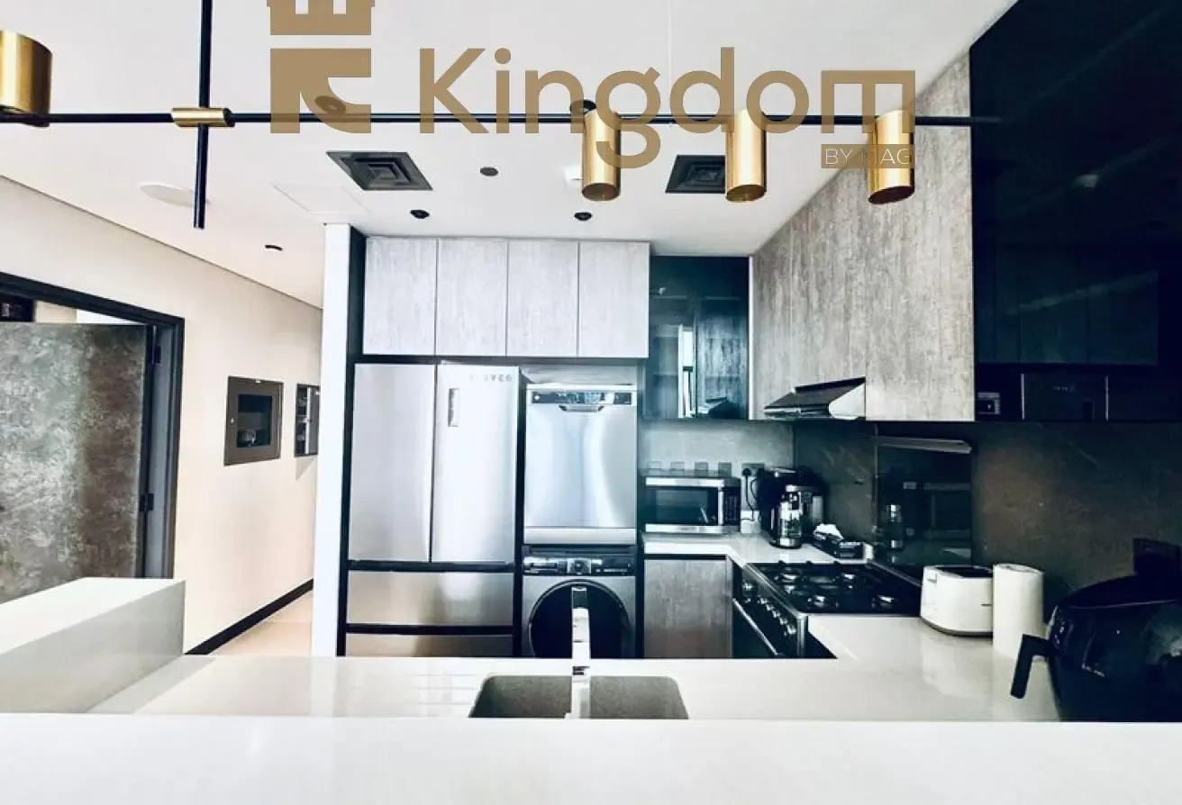 STYLISH 1 BR | LAKEFRONT VIEW | WALK TO METRO