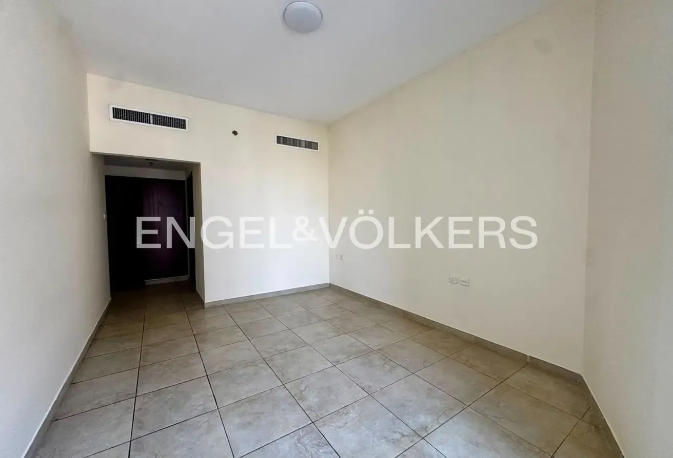 SPACIOUS I LUMINOUS I UNFURNISHED I LOW FLOOR