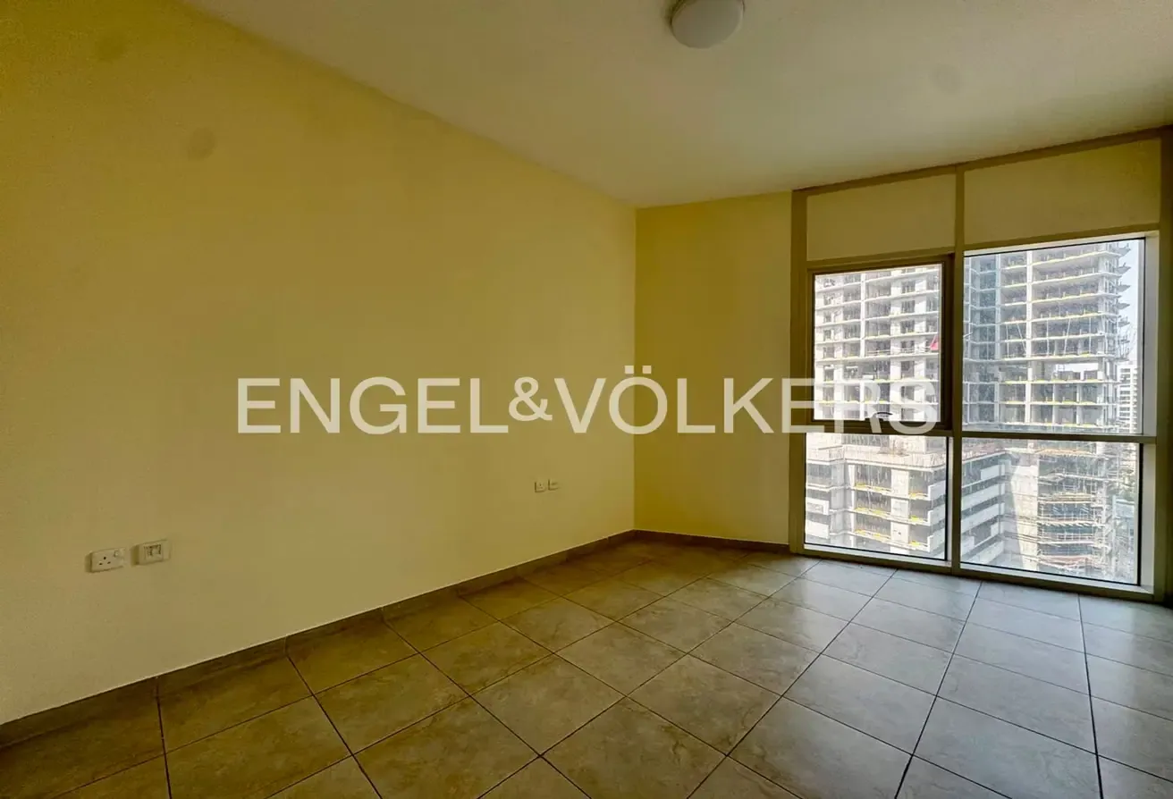 SPACIOUS I LUMINOUS I UNFURNISHED I LOW FLOOR