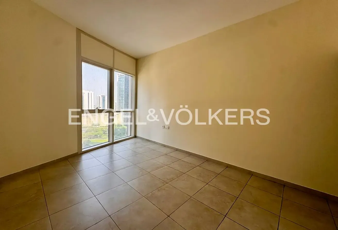 SPACIOUS I LUMINOUS I UNFURNISHED I LOW FLOOR