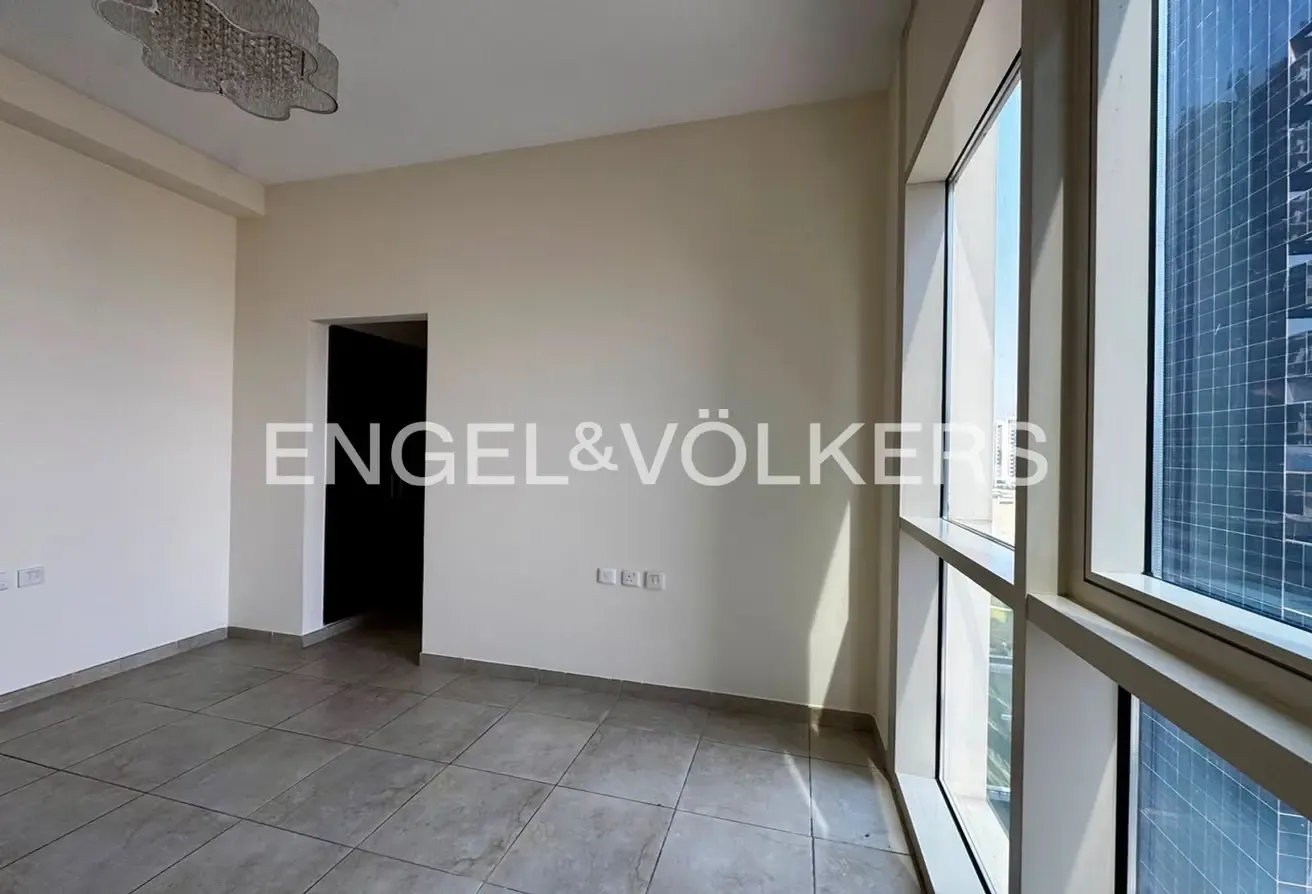 SPACIOUS I LUMINOUS I UNFURNISHED I LOW FLOOR