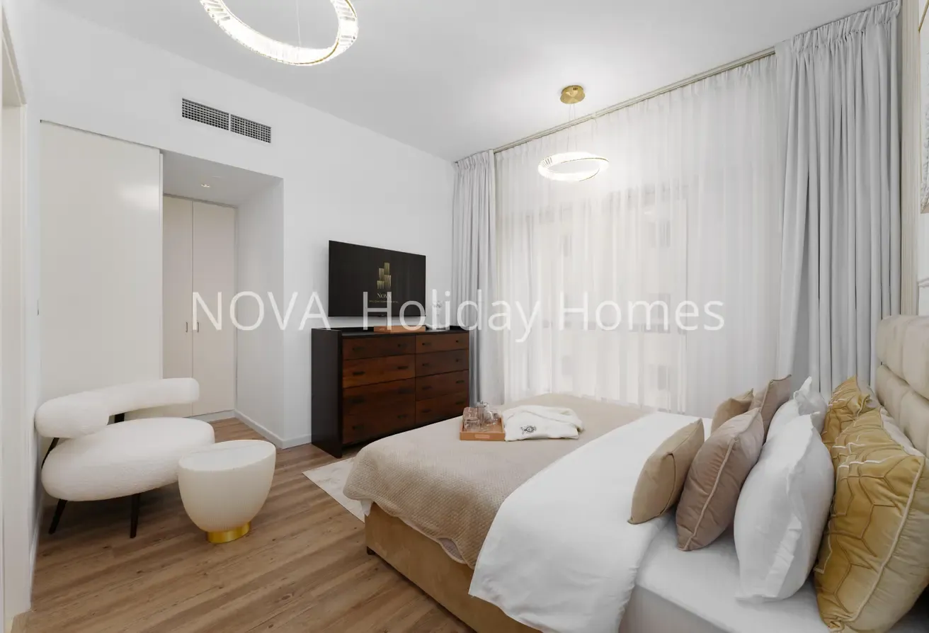 Bills Included!Serviced Grand  3 BR Waterfront