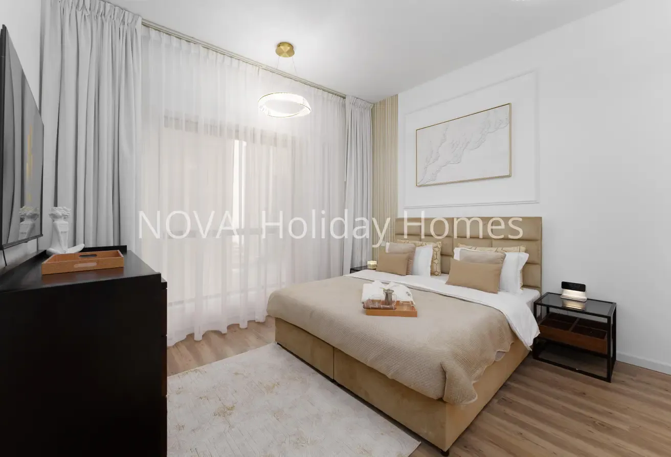 Bills Included!Serviced Grand  3 BR Waterfront