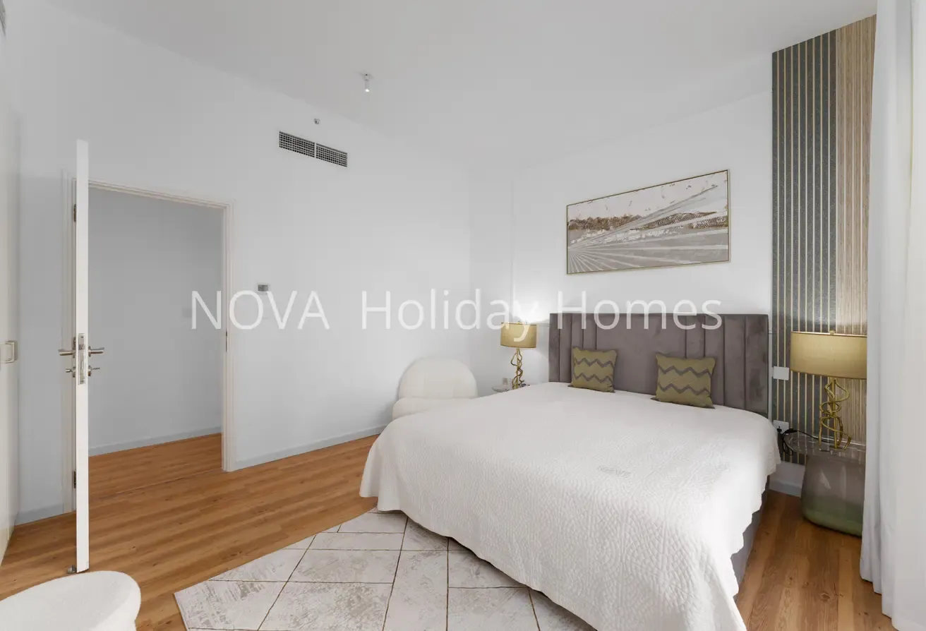 Bills Included!Serviced Grand  3 BR Waterfront