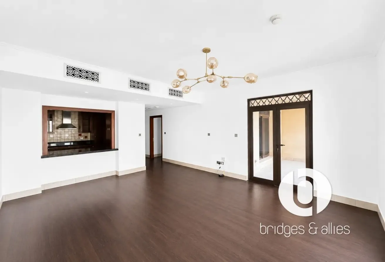 WALK IN CLOSET | 1 BED WITH PARTIAL BURJ VIEW