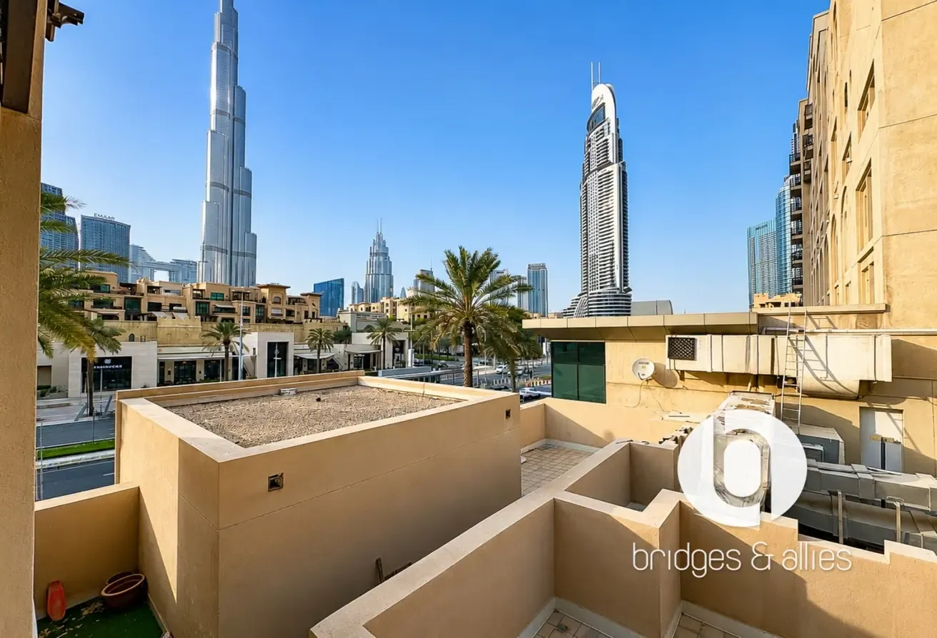 WALK IN CLOSET | 1 BED WITH PARTIAL BURJ VIEW