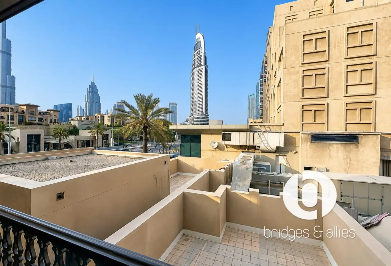 WALK IN CLOSET | 1 BED WITH PARTIAL BURJ VIEW