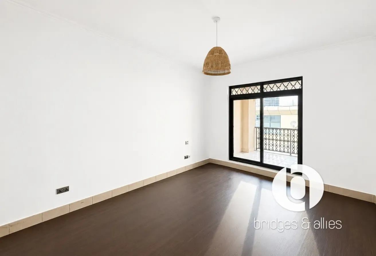 WALK IN CLOSET | 1 BED WITH PARTIAL BURJ VIEW