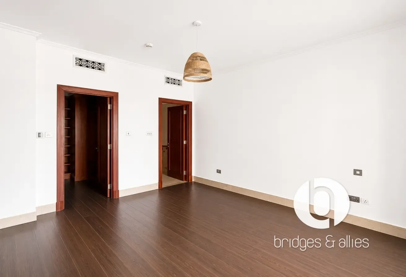 WALK IN CLOSET | 1 BED WITH PARTIAL BURJ VIEW