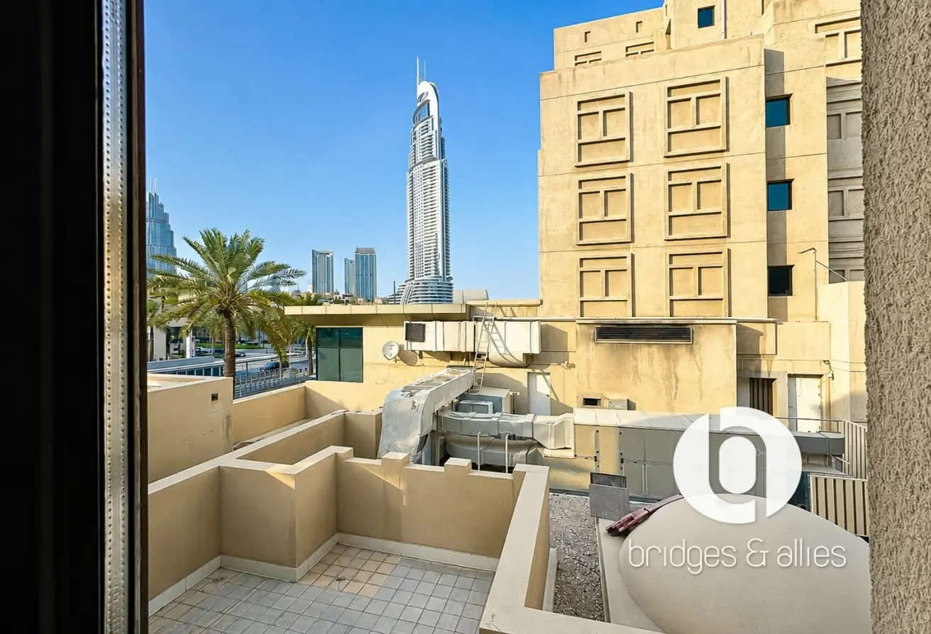 WALK IN CLOSET | 1 BED WITH PARTIAL BURJ VIEW