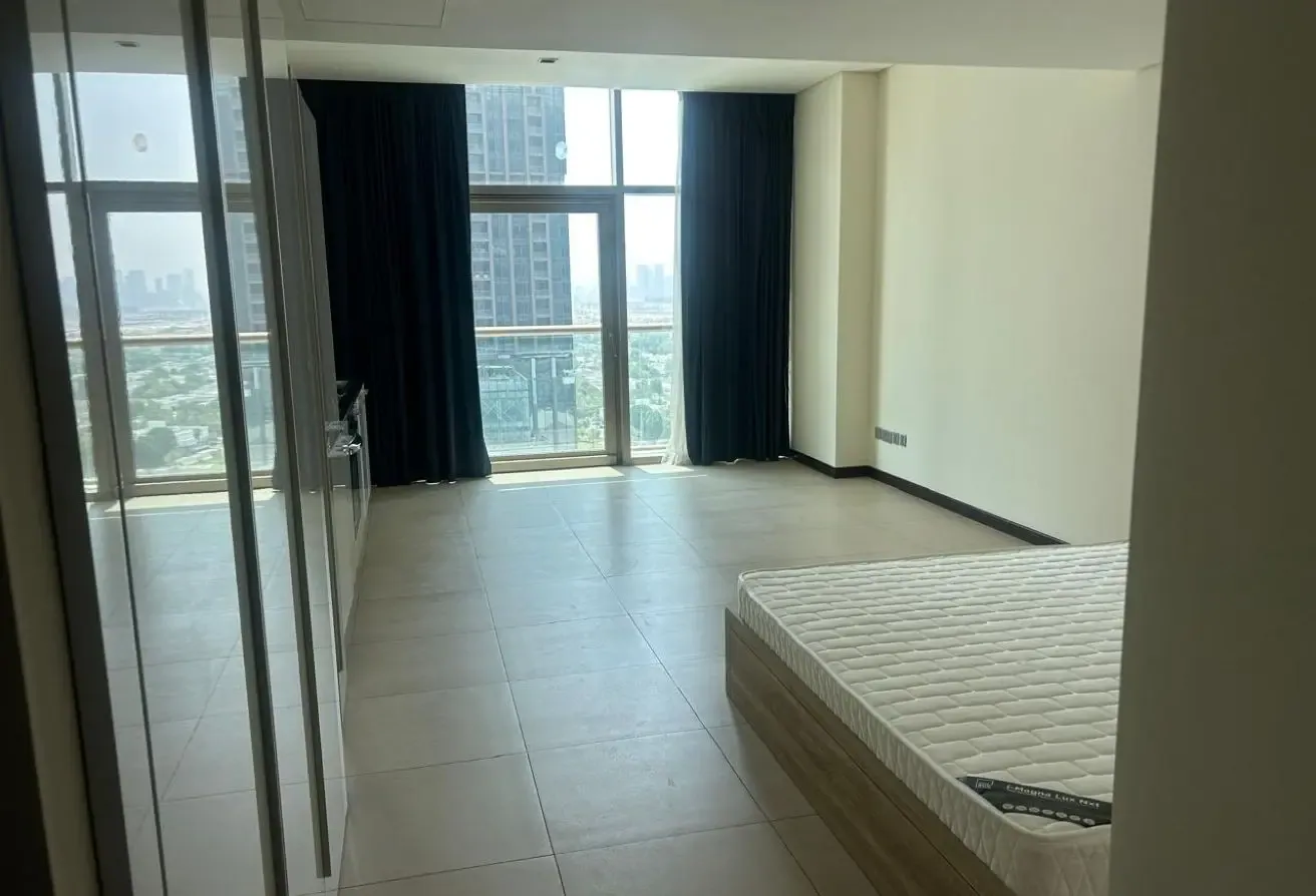 Refurbished Studio/ balcony /car park /Opp metro