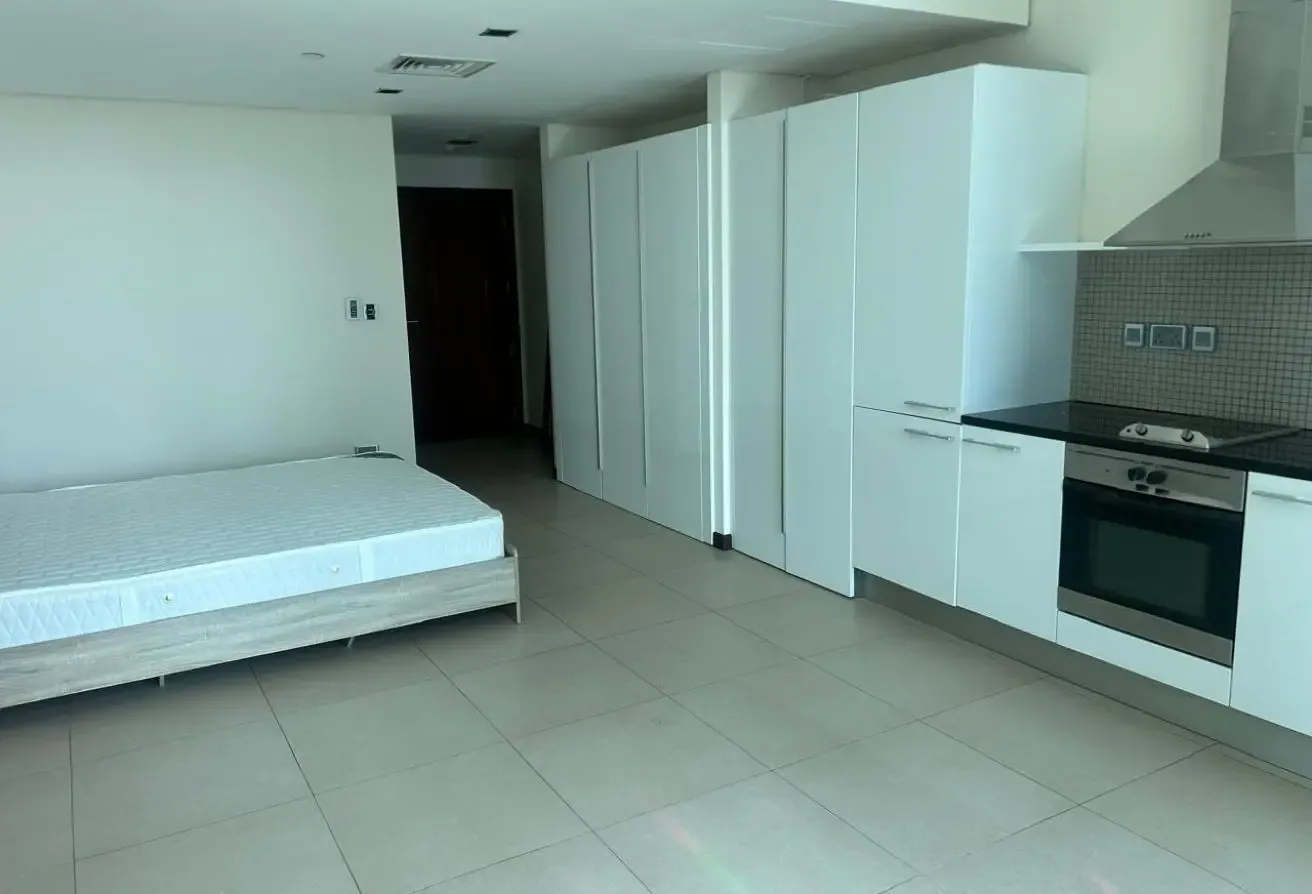Refurbished Studio/ balcony /car park /Opp metro