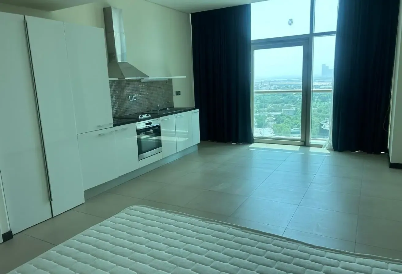 Refurbished Studio/ balcony /car park /Opp metro