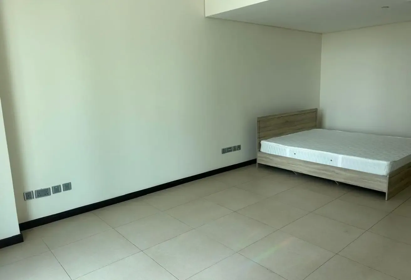 Refurbished Studio/ balcony /car park /Opp metro